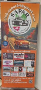 Stand du SAPAR 64 lors de la bourse d'échange de Soumoulou, présentant ses partenaires, dont GlassAuto Idron Pau, et ses activités autour des véhicules anciens : sorties touristiques, rallyes, expositions et salons automobiles.