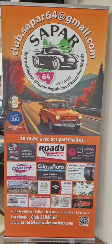 Stand du SAPAR 64 lors de la bourse d'échange de Soumoulou, présentant ses partenaires, dont GlassAuto Idron Pau, et ses activités autour des véhicules anciens : sorties touristiques, rallyes, expositions et salons automobiles.